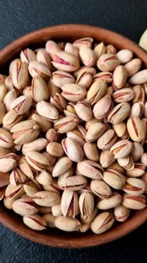 Sağlıklı, yüksek kalorili bir gıda malzemesi olarak kabuklu şam fıstığı. Tasarımınız için yemek arkaplanı olarak fıstıklar