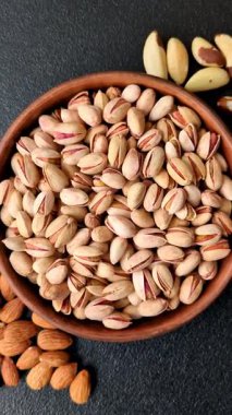 Sağlıklı, yüksek kalorili bir gıda malzemesi olarak kabuklu şam fıstığı. Tasarımınız için yemek arkaplanı olarak fıstıklar