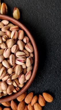 Sağlıklı, yüksek kalorili bir gıda malzemesi olarak kabuklu şam fıstığı. Tasarımınız için yemek arkaplanı olarak fıstıklar