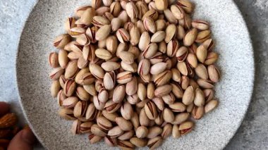 Sağlıklı, yüksek kalorili bir gıda malzemesi olarak kabuklu şam fıstığı. Tasarımınız için yemek arkaplanı olarak fıstıklar