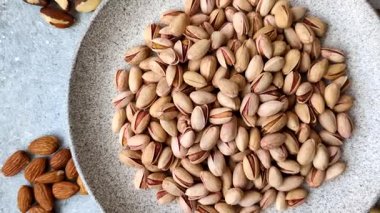 Sağlıklı, yüksek kalorili bir gıda malzemesi olarak kabuklu şam fıstığı. Tasarımınız için yemek arkaplanı olarak fıstıklar