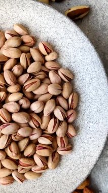 Sağlıklı, yüksek kalorili bir gıda malzemesi olarak kabuklu şam fıstığı. Tasarımınız için yemek arkaplanı olarak fıstıklar