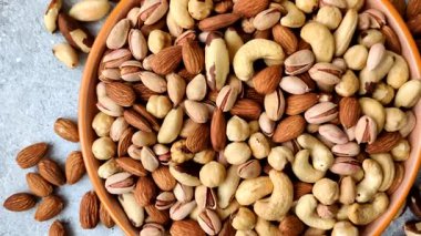 Sağlıklı gıda malzemesi olarak kaju, fıstık, badem, Brezilya fındığı, macadamia ve fındık karışımı. Tasarımınız için yemek arkaplanı olarak fındık