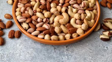 Sağlıklı gıda malzemesi olarak kaju, fıstık, badem, Brezilya fındığı, macadamia ve fındık karışımı. Tasarımınız için yemek arkaplanı olarak fındık