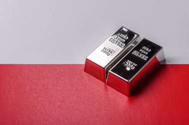 Gümüş bir çubuk, beyaz metal Polonya bayrağına karşı, satış pazarı için bir konsept olarak. Tasarımınız için bir gümüş çubuk