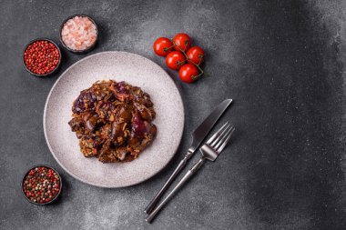 Tavuk, ördek ya da erik, soğan ve baharatlı kaz ciğeri. Tasarımınız için gıda arka planı olarak tavuk ciğeri