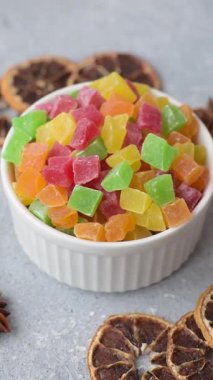 Şekerli meyveler rengarenk küplerde pişmiş yiyecekler ve tatlılar için bir malzemedir. Tasarımınız için gıda arka planı olarak şekerli meyve