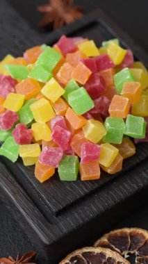 Şekerli meyveler rengarenk küplerde pişmiş yiyecekler ve tatlılar için bir malzemedir. Tasarımınız için gıda arka planı olarak şekerli meyve