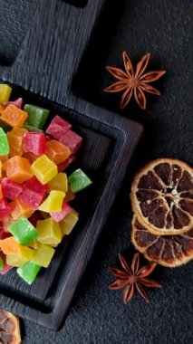 Şekerli meyveler rengarenk küplerde pişmiş yiyecekler ve tatlılar için bir malzemedir. Tasarımınız için gıda arka planı olarak şekerli meyve