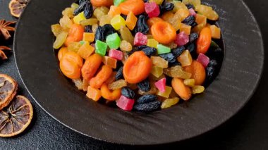 Kurutulmuş kayısı, kuru üzüm ve şekerli meyveler, hamur işleri ve tatlılar için. Tasarımınız için yiyecek olarak kurumuş meyveler