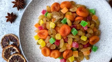 Kurutulmuş kayısı, kuru üzüm ve şekerli meyveler, hamur işleri ve tatlılar için. Tasarımınız için yiyecek olarak kurumuş meyveler