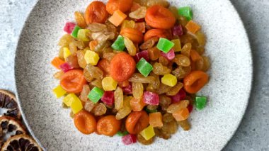 Kurutulmuş kayısı, kuru üzüm ve şekerli meyveler, hamur işleri ve tatlılar için. Tasarımınız için yiyecek olarak kurumuş meyveler