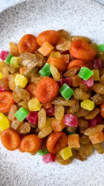 Kurutulmuş kayısı, kuru üzüm ve şekerli meyveler, hamur işleri ve tatlılar için. Tasarımınız için yiyecek olarak kurumuş meyveler