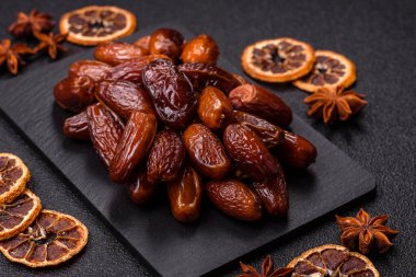 Ramazan ya da iftar için seramik bir tabakta kurutulmuş tarihler. Tasarımınız için kuru tarihler gıda arka planı olarak kullanılacaktır