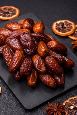 Ramazan ya da iftar için seramik bir tabakta kurutulmuş tarihler. Tasarımınız için kuru tarihler gıda arka planı olarak kullanılacaktır