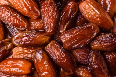 Ramazan ya da iftar için seramik bir tabakta kurutulmuş tarihler. Tasarımınız için kuru tarihler gıda arka planı olarak kullanılacaktır