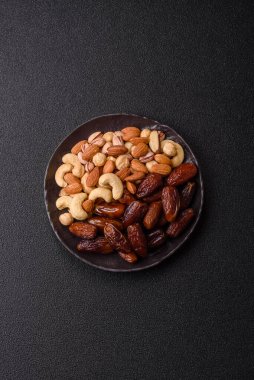 Ramazan ya da iftar için seramik bir tabakta kurutulmuş tarihler. Tasarımınız için kuru tarihler gıda arka planı olarak kullanılacaktır