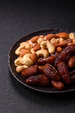 Ramazan ya da iftar için seramik bir tabakta kurutulmuş tarihler. Tasarımınız için kuru tarihler gıda arka planı olarak kullanılacaktır