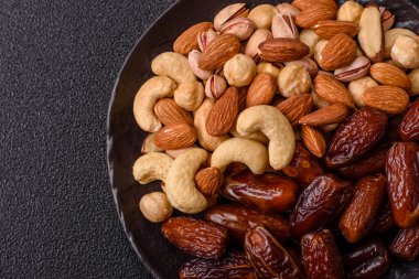 Ramazan ya da iftar için seramik bir tabakta kurutulmuş tarihler. Tasarımınız için kuru tarihler gıda arka planı olarak kullanılacaktır