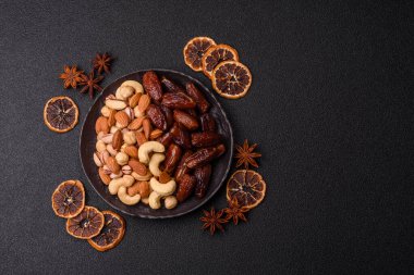 Ramazan ya da iftar için seramik bir tabakta kurutulmuş tarihler. Tasarımınız için kuru tarihler gıda arka planı olarak kullanılacaktır