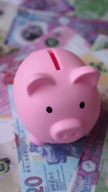 Bir domuz kumbarası depolama, biriktirme ve finansal kaynaklar biriktirme konsepti olarak kullanılıyor. Tasarımınız için bir kumbara.