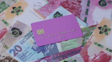 Bir terminal ya da internet üzerinden ulaşılamayan nakit ödemeler için bir kredi kartı. Finansal geçmiş için kredi kartı