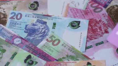 Bir terminal ya da internet üzerinden ulaşılamayan nakit ödemeler için bir kredi kartı. Finansal geçmiş için kredi kartı