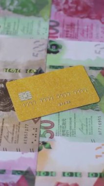 Bir terminal ya da internet üzerinden ulaşılamayan nakit ödemeler için bir kredi kartı. Finansal geçmiş için kredi kartı