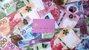 Bir terminal ya da internet üzerinden ulaşılamayan nakit ödemeler için bir kredi kartı. Finansal geçmiş için kredi kartı