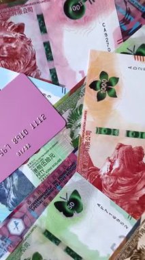 Bir terminal ya da internet üzerinden ulaşılamayan nakit ödemeler için bir kredi kartı. Finansal geçmiş için kredi kartı