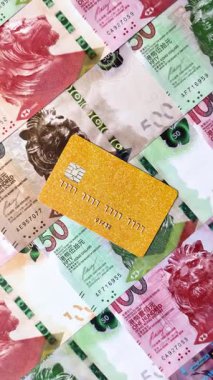 Bir terminal ya da internet üzerinden ulaşılamayan nakit ödemeler için bir kredi kartı. Finansal geçmiş için kredi kartı