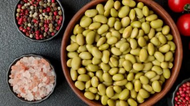 Sağlıklı bir vegan malzemesi olarak konserve yeşil edamame fasulyesi. Edamame fasulyesi