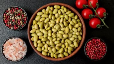 Sağlıklı bir vegan malzemesi olarak konserve yeşil edamame fasulyesi. Edamame fasulyesi