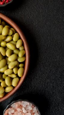 Sağlıklı bir vegan malzemesi olarak konserve yeşil edamame fasulyesi. Edamame fasulyesi
