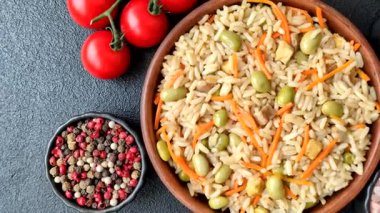 Pirinç, edamame, havuç, tofu ve baharatlı Asya yemekleri. Edamame ve havuçlu pilav tasarımınız için gıda arka planında.