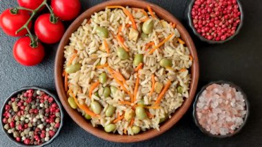 Pirinç, edamame, havuç, tofu ve baharatlı Asya yemekleri. Edamame ve havuçlu pilav tasarımınız için gıda arka planında.