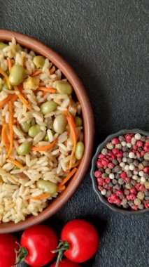 Pirinç, edamame, havuç, tofu ve baharatlı Asya yemekleri. Edamame ve havuçlu pilav tasarımınız için gıda arka planında.