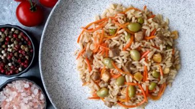 Pirinç, edamame, havuç, tofu ve baharatlı Asya yemekleri. Edamame ve havuçlu pilav tasarımınız için gıda arka planında.