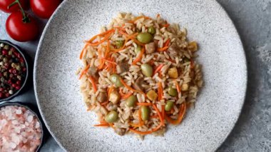 Pirinç, edamame, havuç, tofu ve baharatlı Asya yemekleri. Edamame ve havuçlu pilav tasarımınız için gıda arka planında.