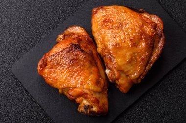 Izgara ya da ızgara tavuk bacağı, tuz ve baharatla pişirilmiş baharatlı et. Tasarımınız için ızgara tavuk budu.