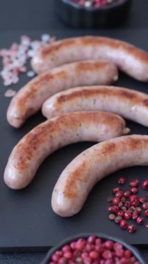 Izgara domuz eti ya da tavuk sosisi, tuzlu ve baharatlı kızarmış yiyecek. Tasarımınız için yiyecek olarak ızgara sosis.