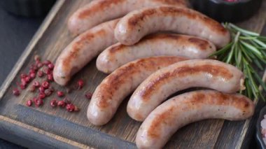 Izgara domuz eti ya da tavuk sosisi, tuzlu ve baharatlı kızarmış yiyecek. Tasarımınız için yiyecek olarak ızgara sosis.