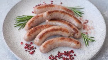 Izgara domuz eti ya da tavuk sosisi, tuzlu ve baharatlı kızarmış yiyecek. Tasarımınız için yiyecek olarak ızgara sosis.