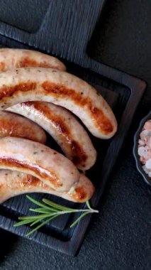 Izgara domuz eti ya da tavuk sosisi, tuzlu ve baharatlı kızarmış yiyecek. Tasarımınız için yiyecek olarak ızgara sosis.