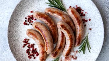 Izgara domuz eti ya da tavuk sosisi, tuzlu ve baharatlı kızarmış yiyecek. Tasarımınız için yiyecek olarak ızgara sosis.