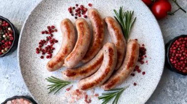 Izgara domuz eti ya da tavuk sosisi, tuzlu ve baharatlı kızarmış yiyecek. Tasarımınız için yiyecek olarak ızgara sosis.