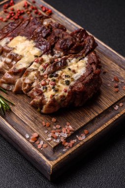 Biftek, biftek ya da ızgara domuz eti ya da tuzlu ve baharatlı ızgara. Biftek tasarımın için yemek arkaplanı olarak kullanılacak.