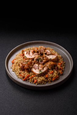 Kabsa veya mandi, pirinç, tavuk, tuz ve baharatlı bir Arap yemeği. Kabsa ya da mandi tasarımın için bir gıda arka planıdır.
