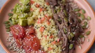 Biftek, yulaf lapası, mantar, sebze, sos ve baharatlı bir kase. Tasarımınız için yemek arka planı olarak biftek kasesi