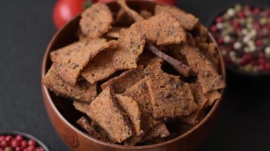 Sarımsaklı, tuzlu ve baharatlı çavdar ekmeğinden yapılmış kızarmış ekmek veya kraker. Salata malzemesi. Tuzlu ve sarımsaklı kıtır ekmekler tasarımınız için bir gıda arka planı.